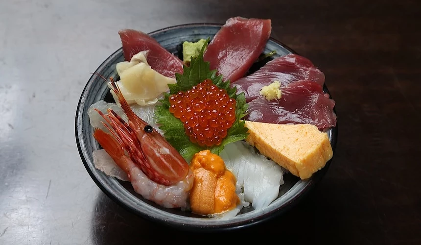 舖滿海鮮的海鮮丼