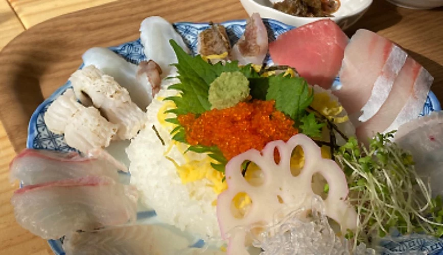 有多種配料的海鮮丼