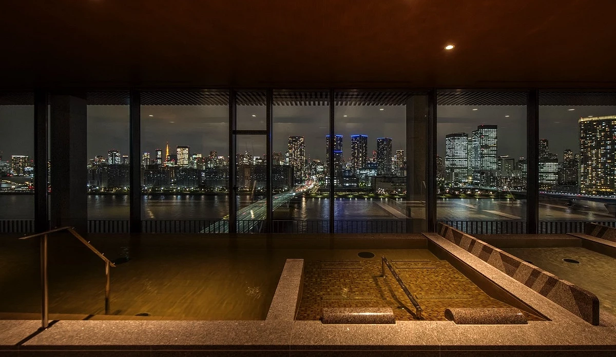 大浴場窗外是東京灣夜景