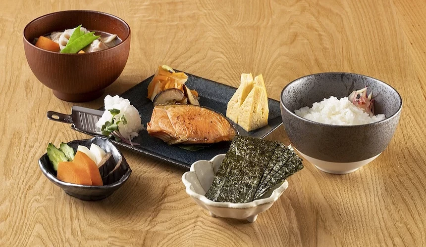 桌上擺放烤魚、味噌湯、白飯、漬物