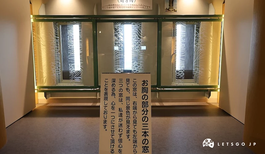 佛像胸前的3扇展望窗