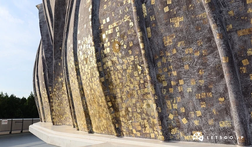 佛像的蓮花座上貼了無數金箔