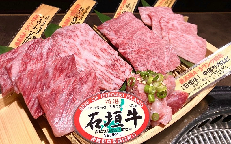各部位石垣牛牛肉片整齊排放於木盤上,附有部位名稱標籤