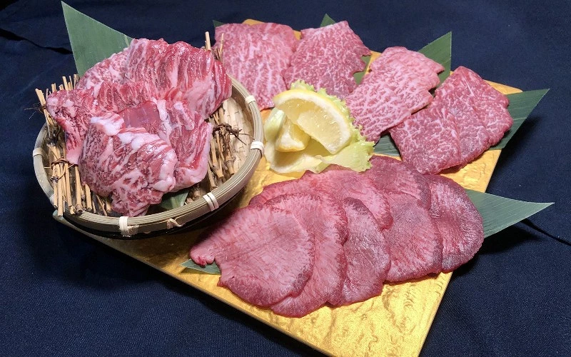 牛舌燒肉拼盤,旁有檸檬片裝飾
