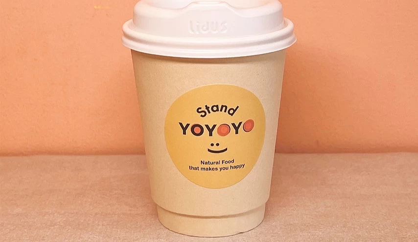 熱飲上有Stand YOYOYO 店家的Logo