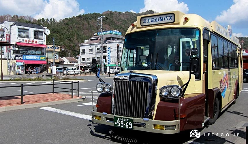 停靠在河口湖站前的復古風格周遊巴士「レトロバス」,車身為米色與棕色的經典配色