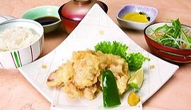 和風餐廳「七瀨」的人氣招牌「大分名物炸雞天婦羅定食」,包含熱騰騰的白飯、味噌湯、小菜與甜點,份量豐富