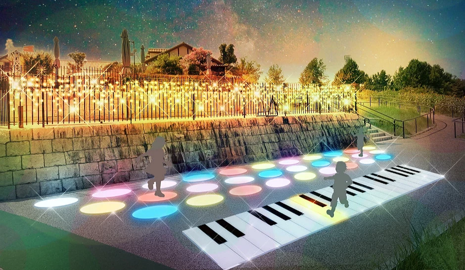 夜間的互動燈光區,地面設有可發光發聲的鋼琴鍵與彩色圓點,小朋友開心奔跑其中