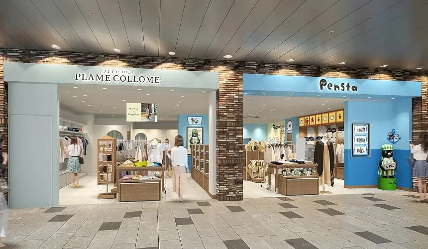 Pensta 櫻木町店與 Plame Collome 並排而立的店鋪外觀,左側為淺藍與白色系的雜貨店,右側為以藍色招牌呈現的 Pensta,店內陳列多款 Suica 企鵝周邊