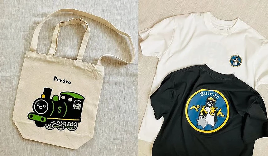 左側為印有綠色小火車與 Suica 企鵝插圖的帆布托特包;右側為白色與黑色兩款圓形徽章風設計的 Suica 企鵝 T-shirt,採用簡約線條與鮮明配色呈現