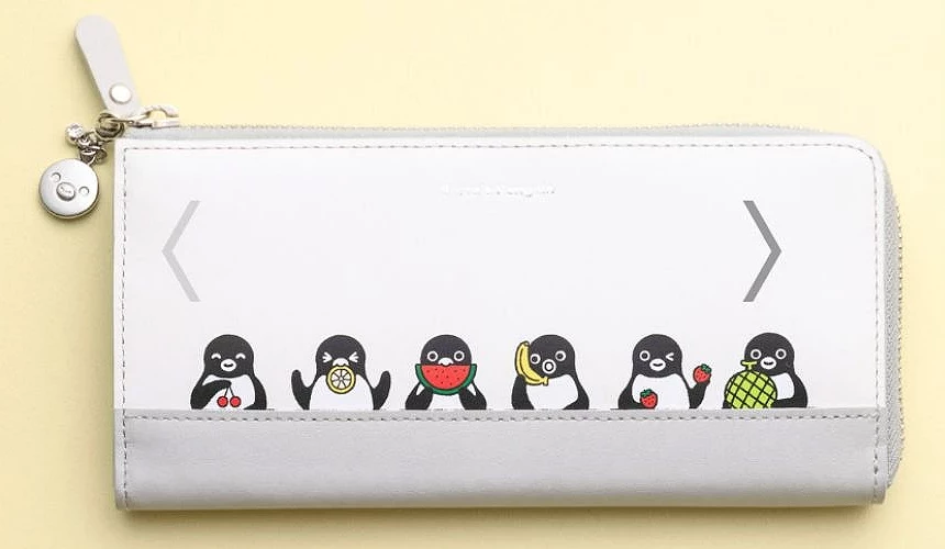 白色長夾正面排列多隻拿著草莓、檸檬、西瓜、鳳梨等水果的 Suica 企鵝插圖,造型可愛