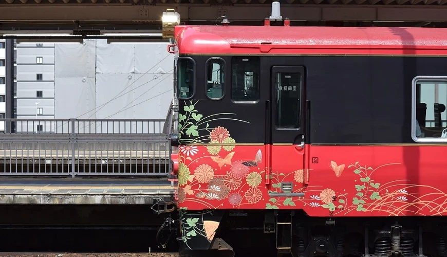 停靠於站台的新娘暖簾號列車