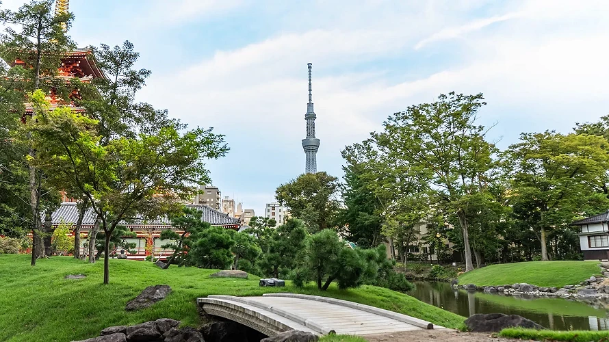 白天的「傳法院庭園」可遠眺晴空塔