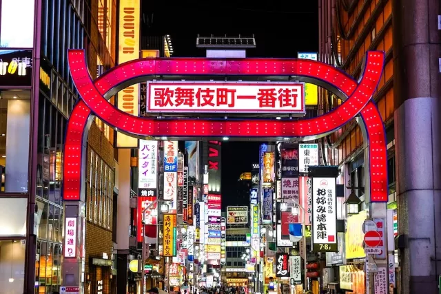 【2026最新】歌舞伎町攻略：必逛景點、美食、交通與治安總整理