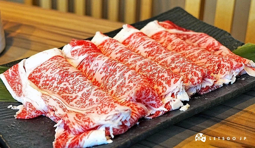 黑色的盤子上擺了新鮮肉片