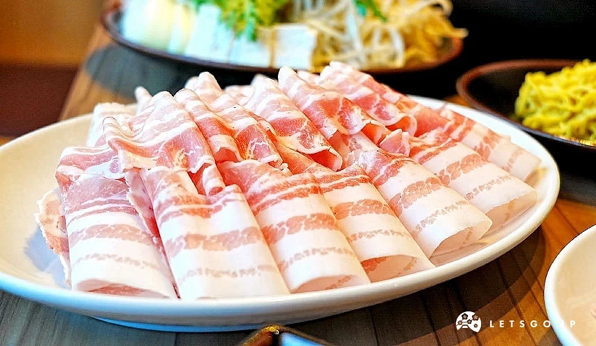 一盤滿滿的新鮮肉片