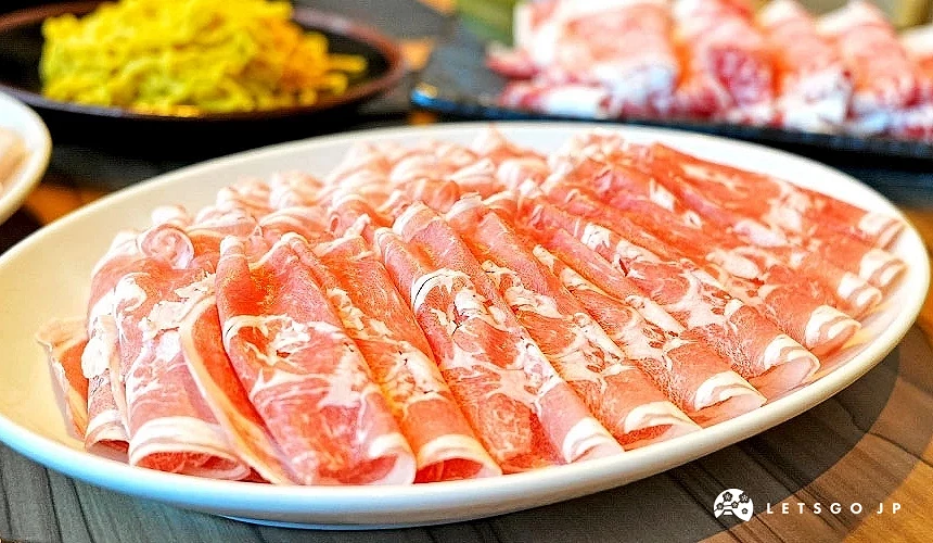 一盤滿滿的新鮮肉片