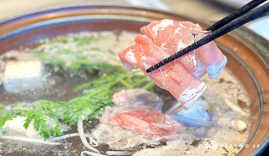 用筷子放入新鮮肉片至鍋中