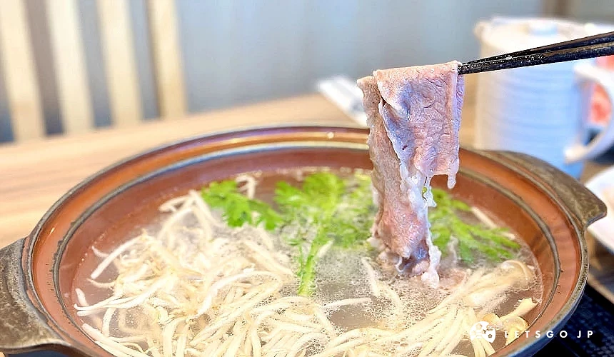 用筷子從鍋中夾起肉片