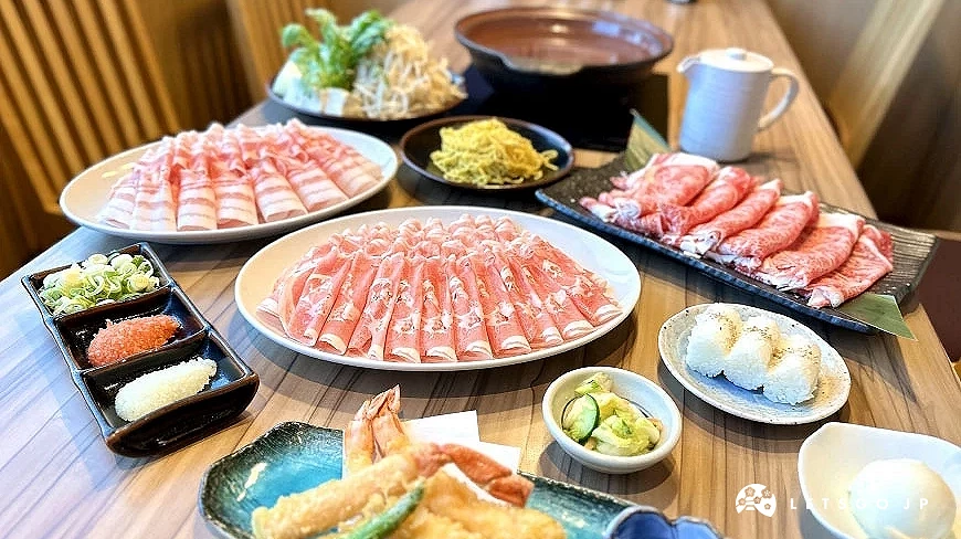 桌上擺了三盤肉,火鍋用具備料還有許多小菜