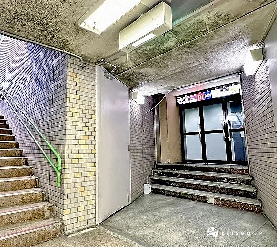 地下通道連接著樓梯
