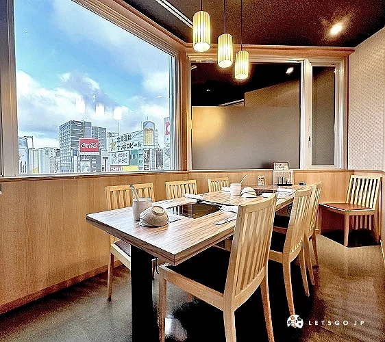 靠窗的木質餐廳座位