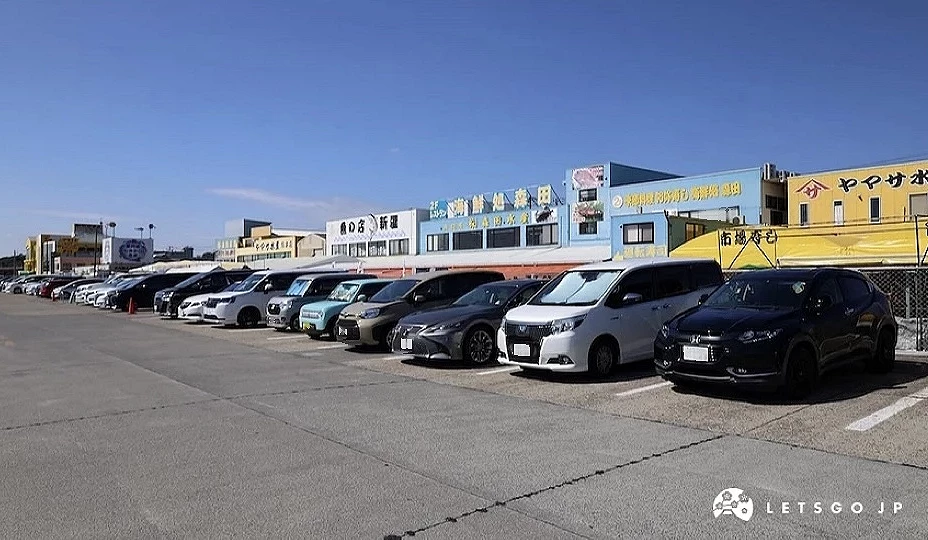 大型停車場中停放數台汽車