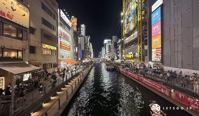 夜晚的河川游船家及兩邊的商店街