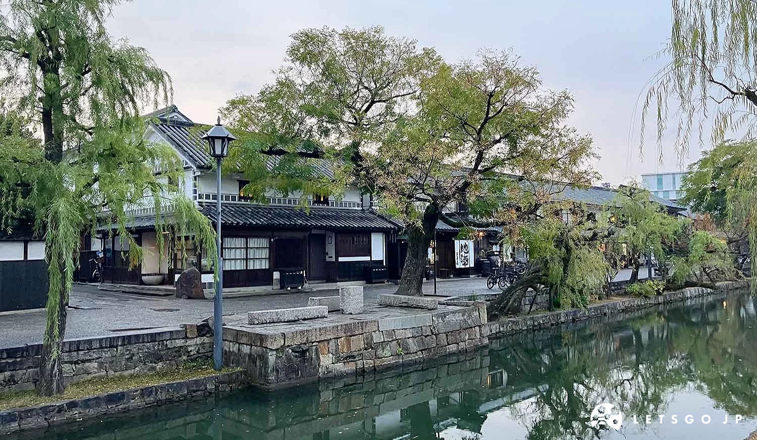 倉敷美觀地區的白壁土藏、石板小路與運河。