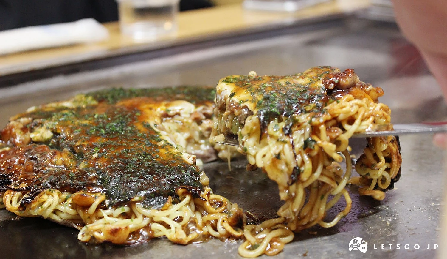 「御好燒 Tecchan」的招牌料理:加炒麵的「三原燒」