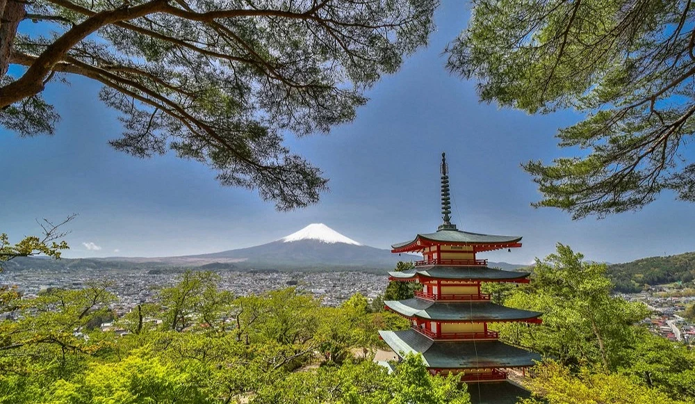 夏季的五重塔與富士山