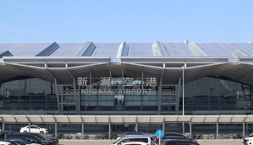 灰白色為主的新潟機場