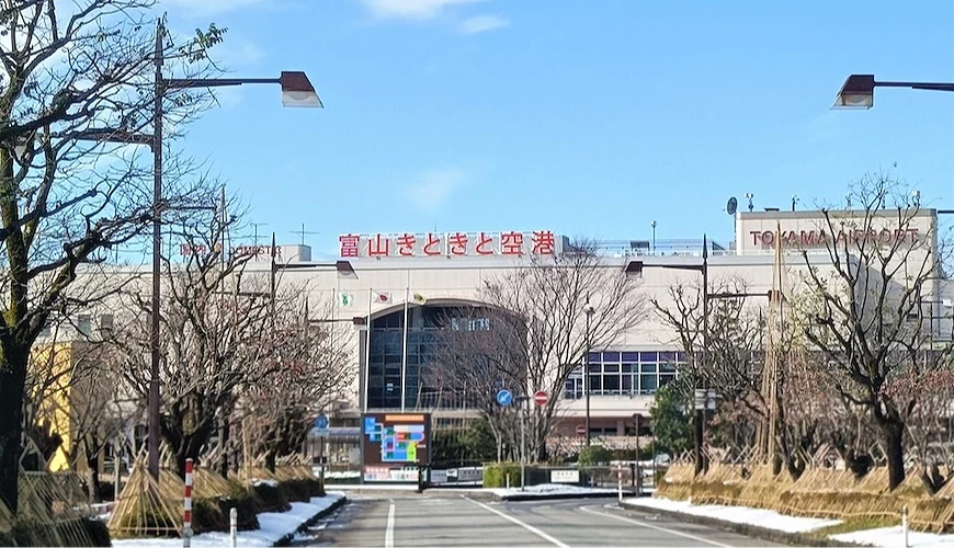富山機場前有兩排並木