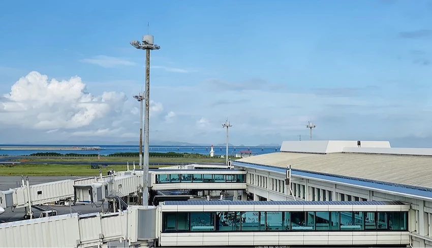 沖繩那霸機場可以遠眺大海