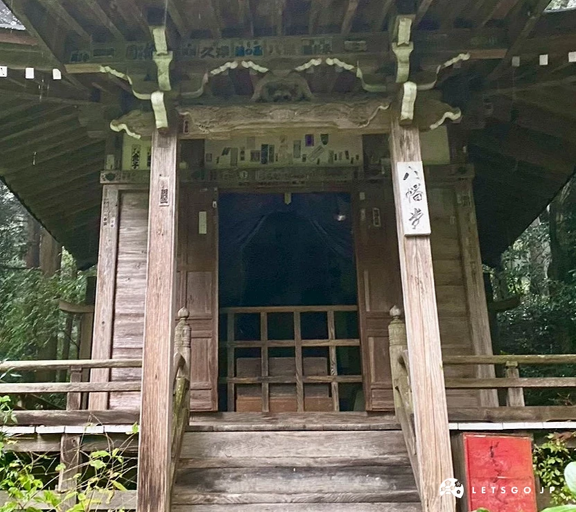 八幡堂與綠葉