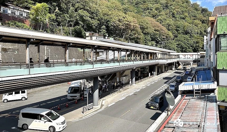 位於山中的箱根湯本車站,旁邊是馬路