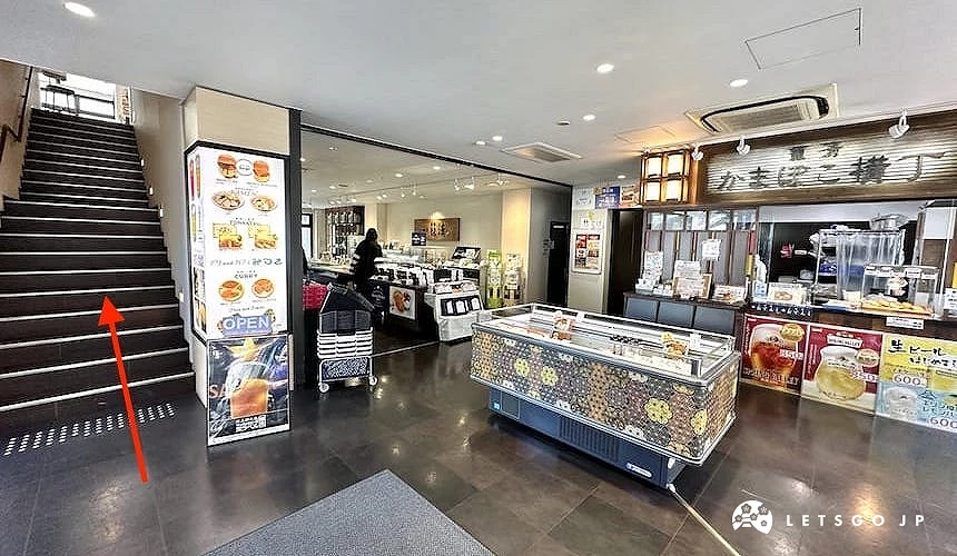 商店內有許多商品中間有冷藏櫃旁邊有樓梯