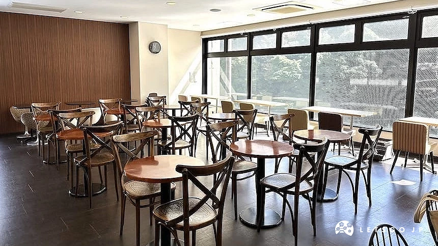 室內擺了許多桌椅,一旁為山景