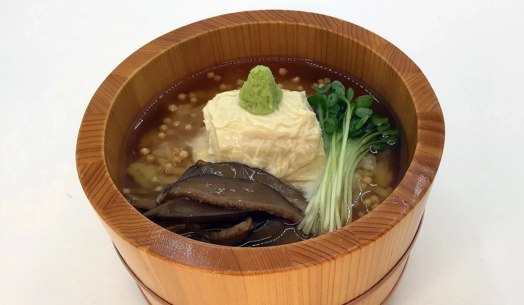 以木桶盛裝的丼飯,上面有湯葉、香菇、配菜