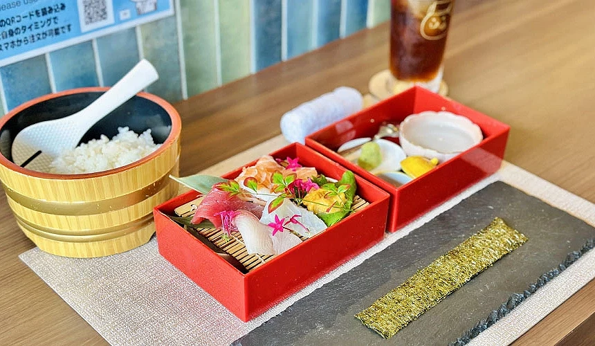 壽司體驗食材包含醋飯、各種魚類生魚片等7款海鮮、芥末與海苔攝影:Angie
