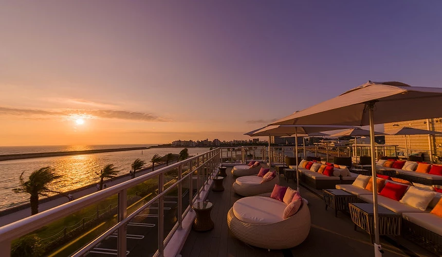 屋頂酒吧「43West ROOFTTOP BAR」直面海岸,坐擁無敵海景與夕陽提供:ヒルトン沖縄北谷リゾート