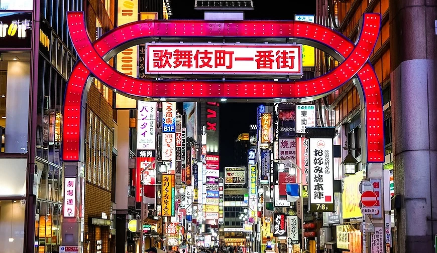 最能代表歌舞伎町的入口!紅色拱門上寫著「歌舞伎町一番街」的霓虹招牌
