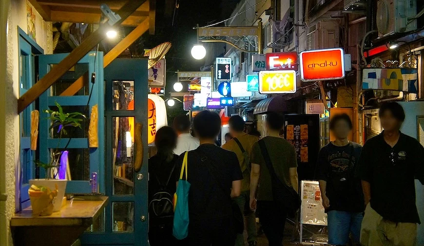 黃金街的夜晚,狹窄的巷弄中林立著超過200間小酒吧