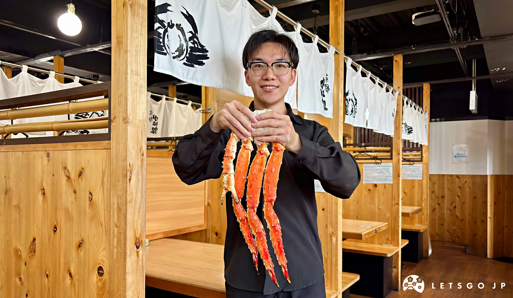 餐廳工作人員手拿帝王蟹蟹腳