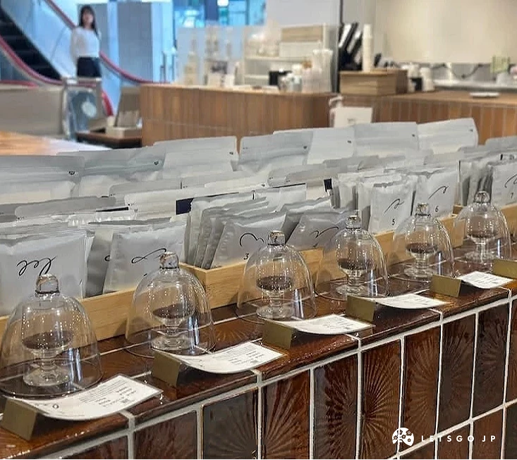 八種口味的濾掛包與試聞杯