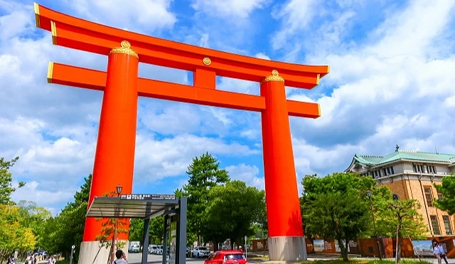 大鳥居下就是「岡崎公園 美術館・平安神宮前」公車站