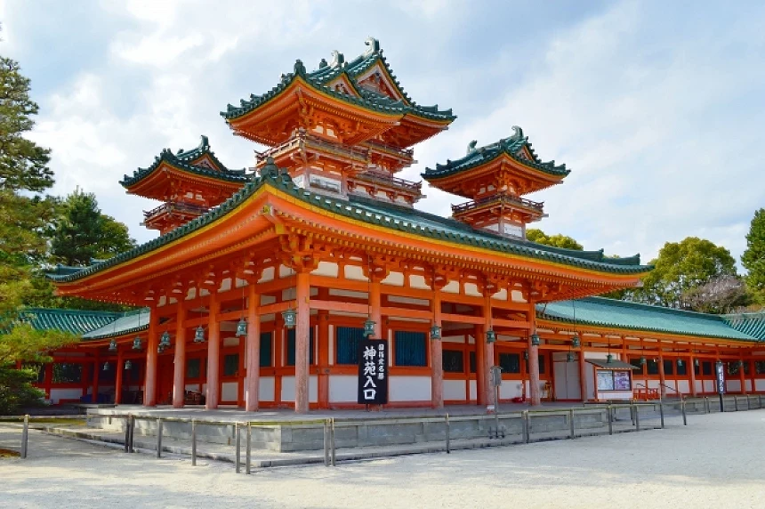 白虎樓位於平安神宮的西側