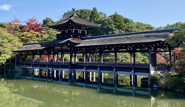 「泰平閣」是連接栖鳳池兩岸的橋樑