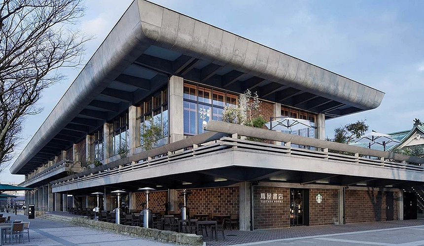 位在京都會館外側的蔦屋書店及星巴克