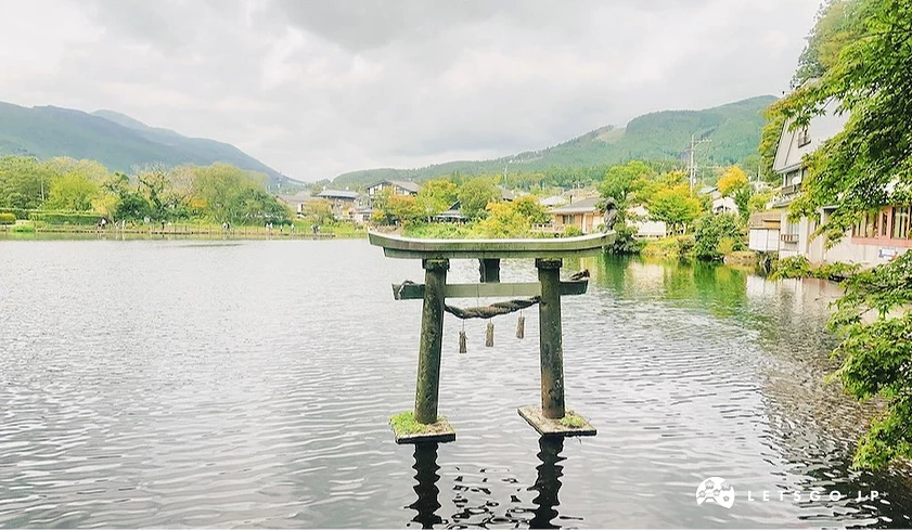 金鱗湖中的鳥居